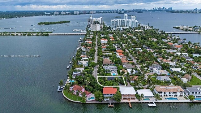 7401 Miami View Dr, Unit C13 in North Bay Village, FL - Building Photo - Building Photo