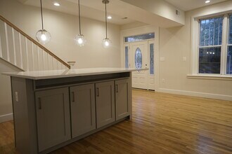2515 University Pl NW, Unit A in Washington, DC - Foto de edificio - Building Photo