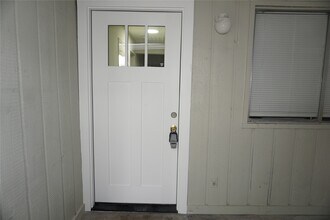 1915 Normal Park Dr in Huntsville, TX - Building Photo - Building Photo