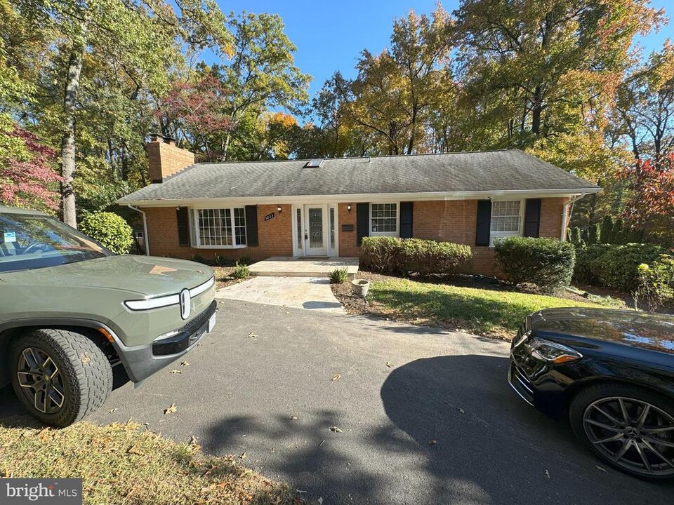 3033 Sylvan Dr in Falls Church, VA - Building Photo