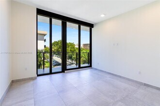 3581 E Glencoe St, Unit 307 in Miami, FL - Foto de edificio - Building Photo