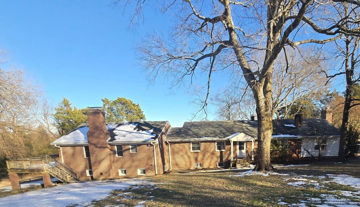 1400 Flowerdew Hundred Rd in Hopewell, VA - Building Photo