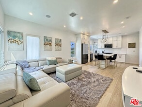 1522 Burnside Ave in Los Angeles, CA - Building Photo - Building Photo