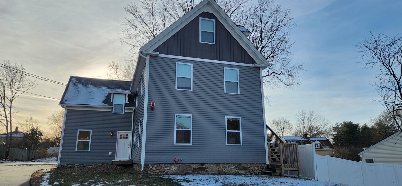 51 Birch St in Derry, NH - Building Photo