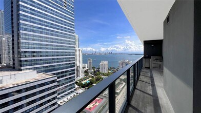 1451 Brickell Ave, Unit 2406 in Miami, FL - Foto de edificio - Building Photo