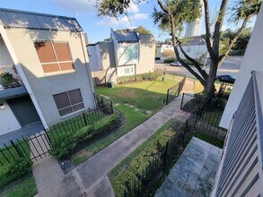 1300 Augusta Dr, Unit 41 in Houston, TX - Building Photo - Building Photo