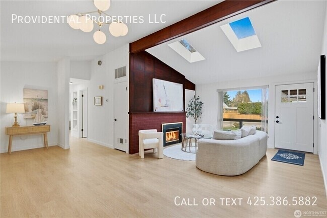 527 N 200th St in Shoreline, WA - Building Photo - Building Photo