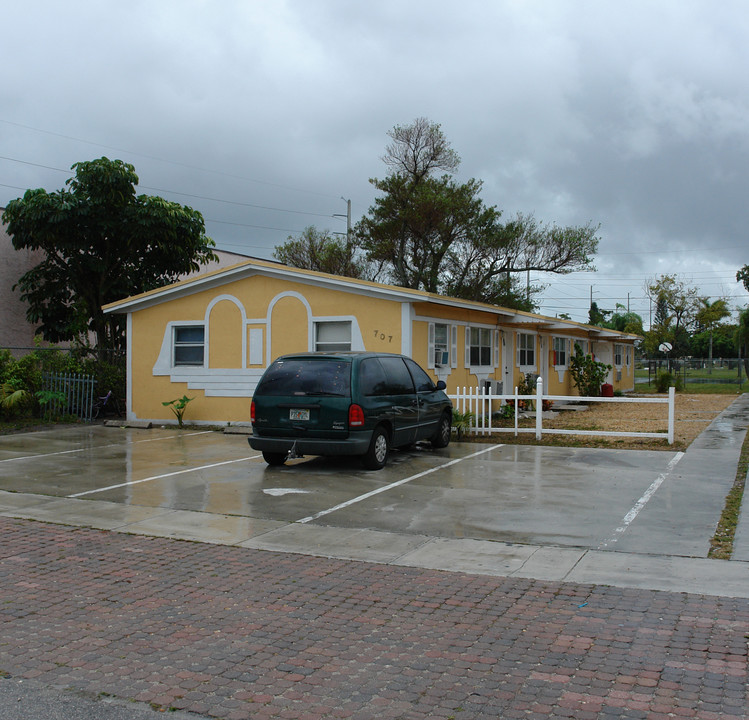 707 SW 10th St in Dania Beach, FL - Building Photo