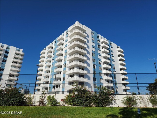 935 N Halifax Ave in Daytona Beach, FL - Building Photo - Building Photo