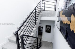 7107 NE 4th Ct in Miami, FL - Building Photo