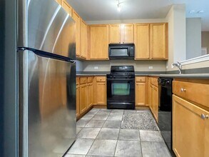 343 W Old Town Ct, Unit 407 in Chicago, IL - Building Photo - Building Photo