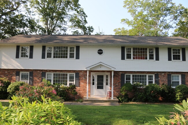 280 E Main St in Clinton, CT - Building Photo - Building Photo