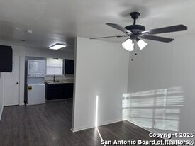 214 Merida St in San Antonio, TX - Building Photo