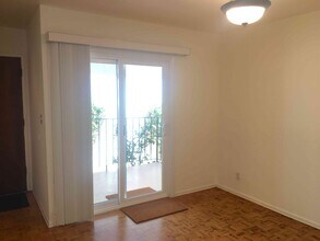 3033 Hollycrest Dr, Unit #3 in Los Angeles, CA - Building Photo - Building Photo