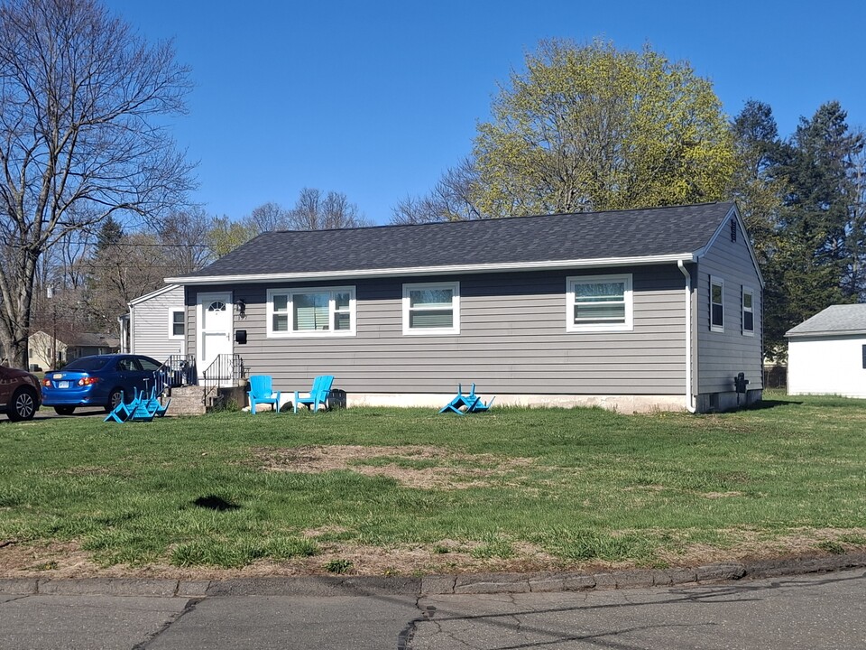 197 Overhill Dr in Berlin, CT - Foto de edificio