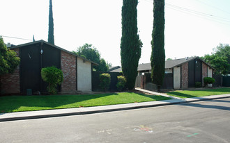 Brooks Villa Apartments in Fresno, CA - Building Photo - Building Photo