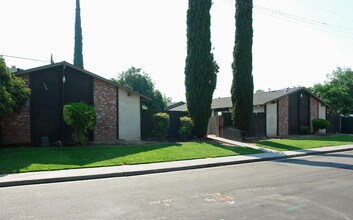 Brooks Villa Apartments in Fresno, CA - Foto de edificio - Building Photo