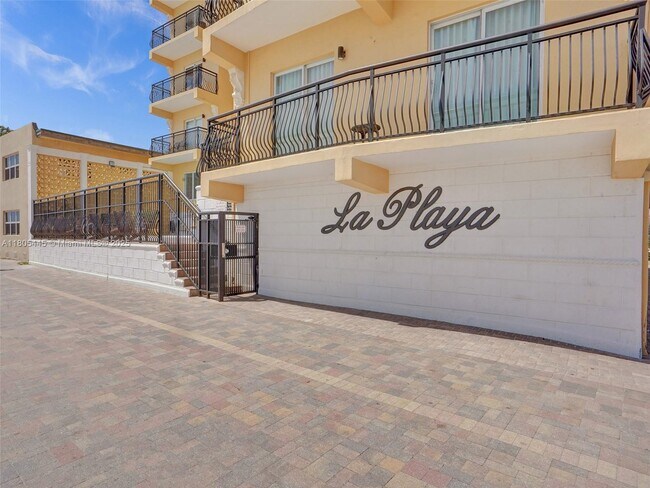 1815 N Surf Rd in Hollywood, FL - Building Photo - Building Photo