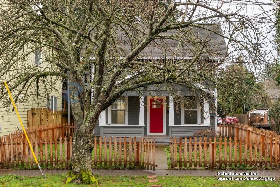 828 SE Cedar St in Hillsboro, OR - Building Photo