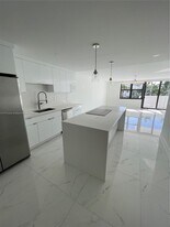 10101 E Bay Harbor Dr in Bay Harbor Islands, FL - Building Photo