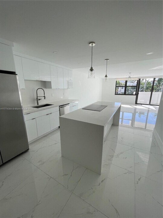 10101 E Bay Harbor Dr in Bay Harbor Islands, FL - Building Photo