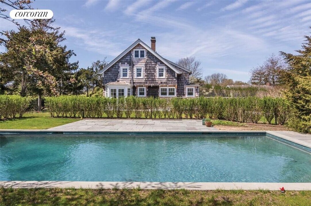 368 Bluff Rd in Amagansett, NY - Building Photo