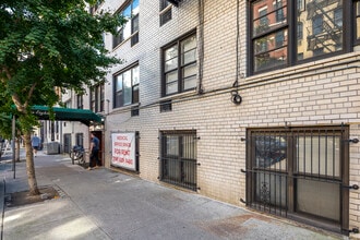 418 E 77th St in New York, NY - Building Photo - Building Photo