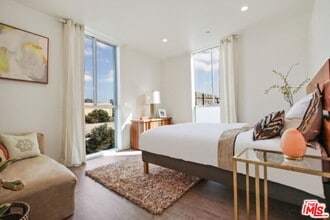 1038 S Mariposa Ave in Los Angeles, CA - Building Photo - Building Photo