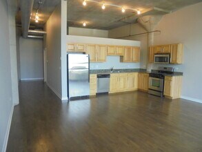 3963 W Belmont Ave, Unit 218 in Chicago, IL - Foto de edificio - Building Photo