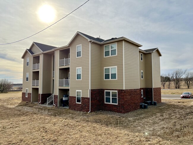 Prairie Pointe Apartments in Dodge City, KS - Building Photo - Primary Photo