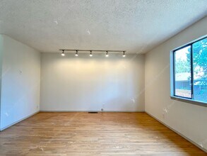 2838 NE Bradford Ct in Bend, OR - Building Photo - Building Photo