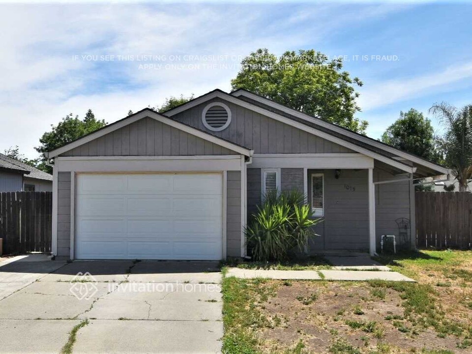 1015 Hemenway St in Winters, CA - Building Photo