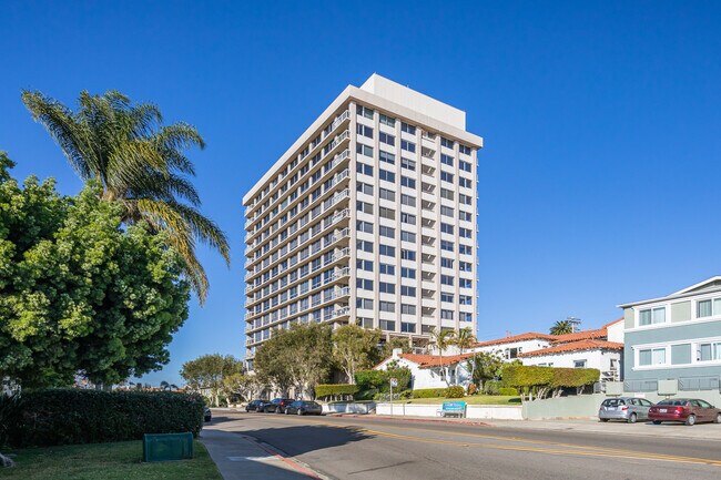 Century Plaza Towers in San Diego, CA - Foto de edificio - Building Photo