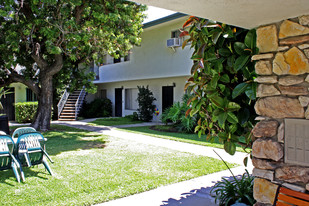 Center Street Apartments in Placentia, CA - Foto de edificio - Building Photo