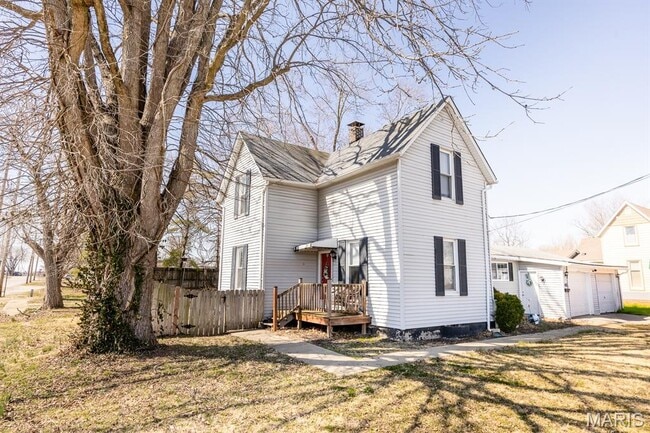 property at 415 S Oak St