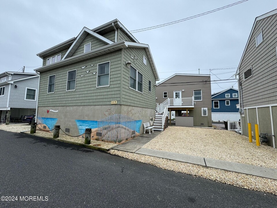 117 W Bayberry Way in Lavallette, NJ - Building Photo