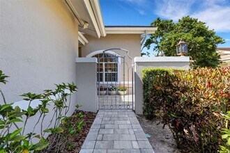 4044 Penshurst Park in Sarasota, FL - Building Photo - Building Photo