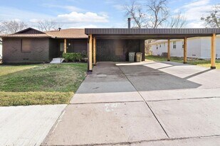 220 E Pleasant Run Rd, Unit 4 in Lancaster, TX - Building Photo