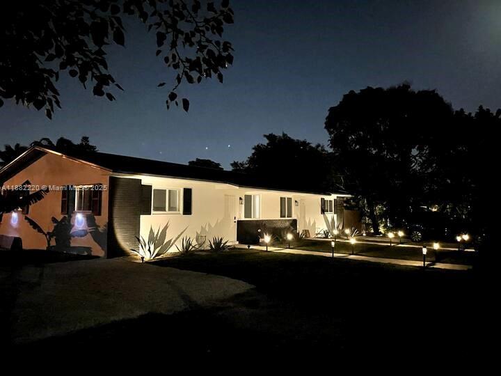 1001 NE 110th St in Biscayne Park, FL - Foto de edificio