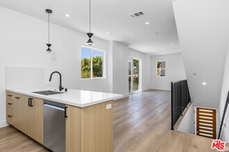 5048 Cleon Ave in Los Angeles, CA - Building Photo - Building Photo