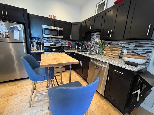 317 6th S St, Unit 3R in Philadelphia, PA - Foto de edificio - Building Photo