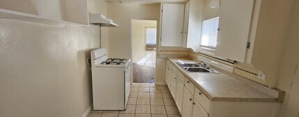 300 Linda Vista Dr, Unit 300A in Bakersfield, CA - Building Photo - Building Photo