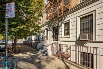 300 Manhattan Ave in New York, NY - Building Photo - Building Photo