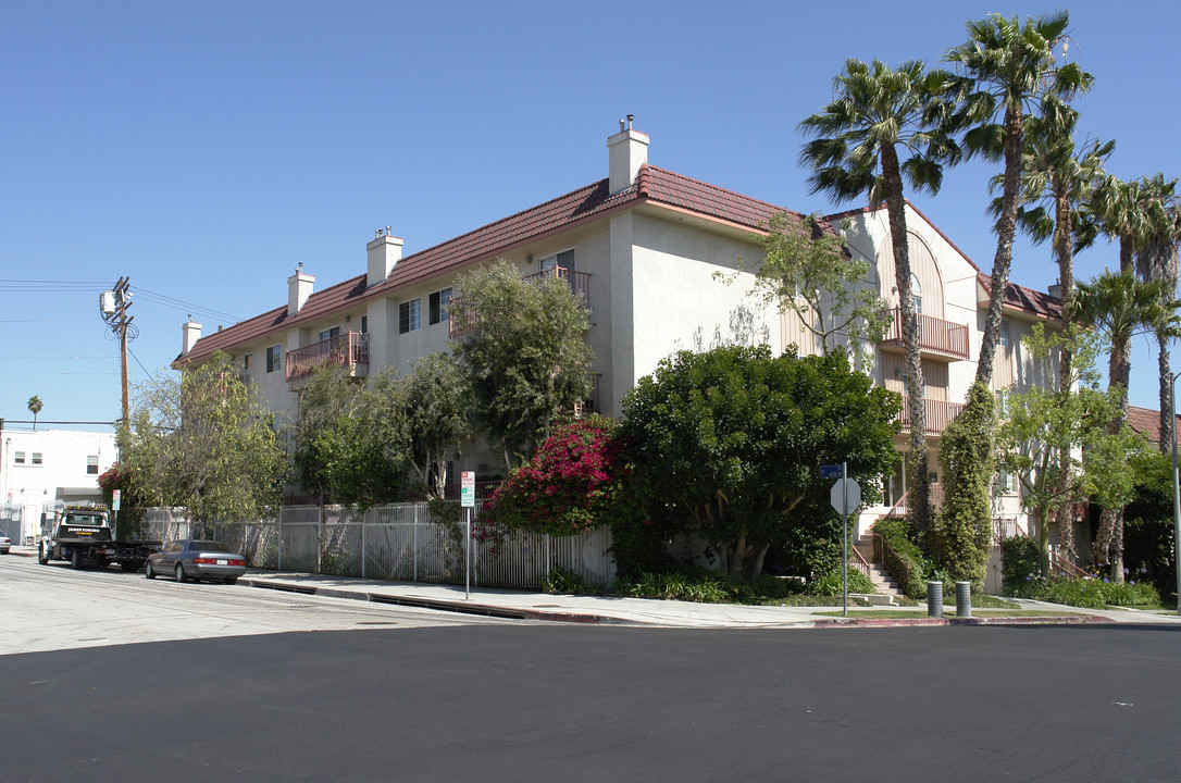 102 S Manhattan Pl in Los Angeles, CA - Building Photo