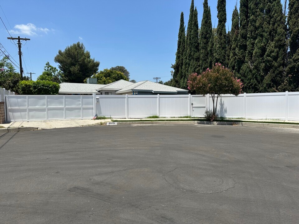 6379 Darby Pl in Tarzana, CA - Building Photo