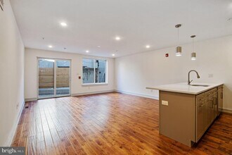 1513 Brown St, Unit 1 in Philadelphia, PA - Building Photo - Building Photo