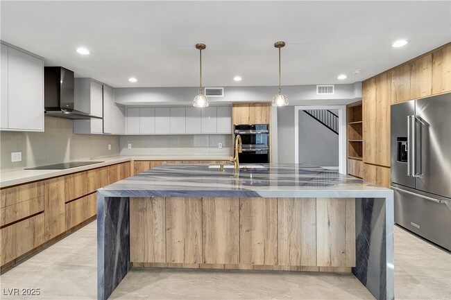 property at 2204 Plaza De La Candela