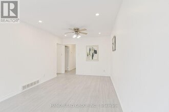 32 Clydesdale Dr in Toronto, ON - Building Photo - Building Photo