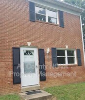 110 Manor Ln in Fredericksburg, VA - Building Photo