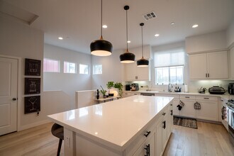 8339 N Peyton Way in Canoga Park, CA - Foto de edificio - Building Photo